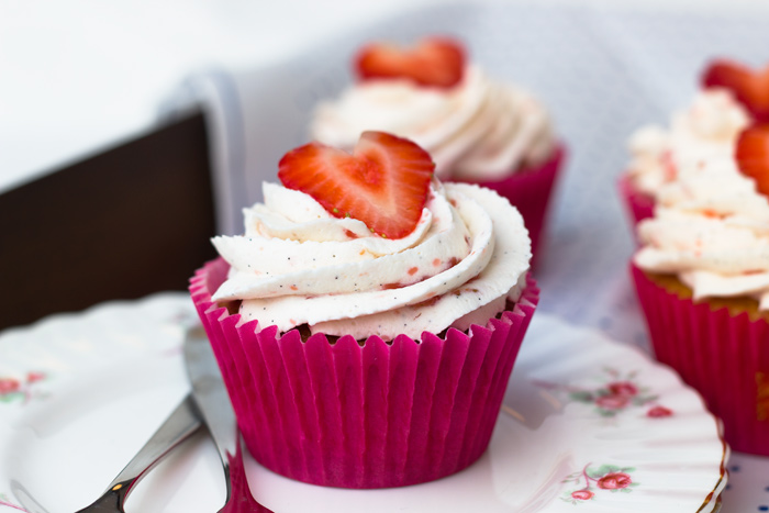 Strawberries-and-Cream-Cupcakes-single-700