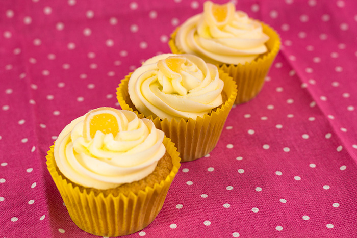 Lemon-Cupcakes-on-pink-background-700
