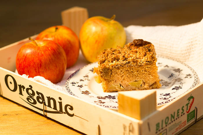 Apple and Cinnamon Cake Recipe with a Crumb Topping