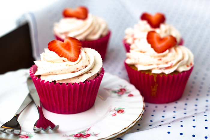 Strawberries-and-Cream-Cupcakes700.